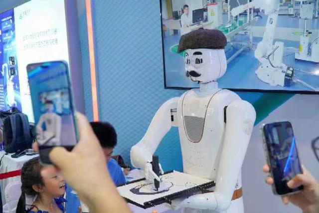 智能機器人研發新篇 俯臥撐競技與機器臂畫像，與觀眾頻頻互動